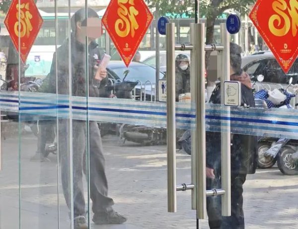 怎么开通股票杠杆 排队1小时 出了银行就被黄牛围住！“蛇年顶流”爆火 2000元买入 转手就能赚1.6万元！